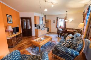 a living room with a couch and a table at Mosthäusl in Wernstein am Inn