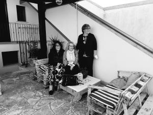 grupa trzech kobiet siedzących na ganku w obiekcie Aira Te Finu w mieście Acquarica