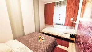 a room with two beds and a tray of food on a bed at Apartamenty Pilsko Korbielów komfortowe mieszkania dla rodzin i narciarzy w Beskidach in Korbielów