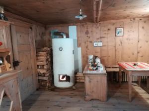 a kitchen with an old refrigerator in a cabin at Bed & Breakfast Campaciol in Livigno