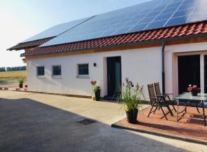 una casa con paneles solares en el techo en Ferienscheune Maria en Lichtenfels