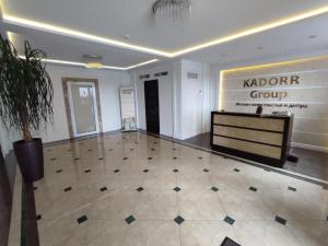un vestíbulo con un cartel de grupo Kordinator en la pared en Апартаменты в ЖК " 30я Жемчужина KADORR" en Liski