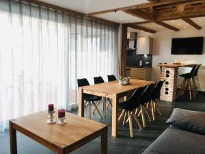 sala de estar con mesa de madera y sillas en Ferienscheune Maria en Lichtenfels