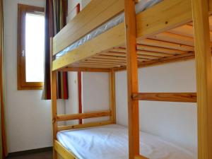 Appartement Bellentre, 3 pièces, 6 personnes - FR-1-329-8にある二段ベッド