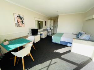 TV a/nebo společenská místnost v ubytování Parklane Motel