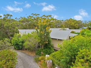 een huis met een weg die er naartoe leidt bij Banksia Breeze 5 Birramal Dr Dunbogan in Dunbogan