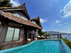 una casa con piscina vicino all'oceano di Koh Tao Cabana a Ko Tao