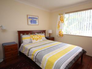 A bed or beds in a room at NORTH HAVEN SEA BREEZE - 9 David Campbell St , North Haven