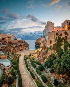 un gruppo di edifici su una scogliera vicino all'oceano di Cà del Mar a Polignano a Mare