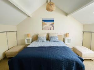 a bedroom with a blue bed and two chairs at Gallo Appartement & Duplex Tongeren centrum in Tongeren