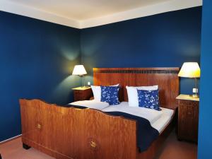 Een bed of bedden in een kamer bij Golf- & Landhotel am alten Deich