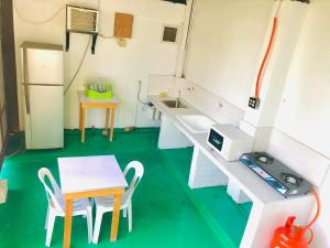 Kuchyň nebo kuchyňský kout v ubytování RB Baruiz "Hideaway" Inn - Cebu South