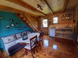 ein Esszimmer und eine Küche mit einem Tisch und Stühlen in der Unterkunft Camp Lipovo in Kolašin