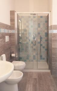 een badkamer met een douche, een toilet en een wastafel bij REPUBBLICA39 B&B in Terracina