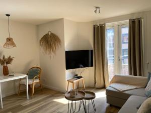 ein Wohnzimmer mit einem Sofa und einem Tisch in der Unterkunft Pure Apartment in Zandvoort