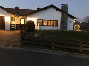 uma casa branca com uma cerca à frente. em Landhaus Finest em Altdorf bei Nuernberg