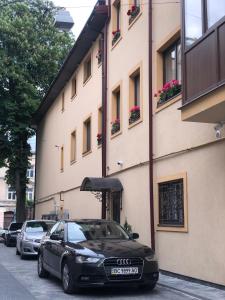 利維夫的住宿－B&B Apartment-Lviv，停在大楼前的一辆黑色汽车