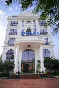 - un grand bâtiment blanc avec un panneau dans l'établissement Ocean Hotel, à Xóm Tram