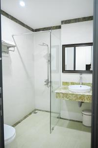 Xóm TramにあるOcean Hotelのバスルーム(ガラス張りのシャワー、シンク付)