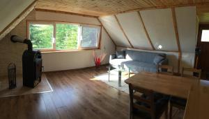 sala de estar con sofá y estufa de leña en Ferienwohnung Julia en Hohnstein