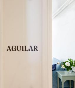eine Tür zu einem Raum mit einem Schild, das Aquarien liest in der Unterkunft Gran hotel Brillante in San Esteban de Pravia