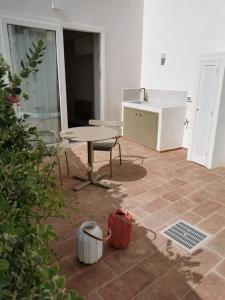 Cette chambre dispose d'une table, d'une chaise et d'un bureau. dans l'établissement La Bottarga, à Favignana