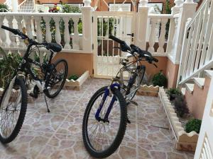 Hay dos bicicletas estacionadas al lado de unas escaleras. en Beach Dream Apartment, en La Mata