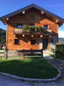 ein Holzhaus mit Pflanzen nebeneinander in der Unterkunft Pension Schönberger in Wagrain