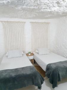 מיטה או מיטות בחדר ב-Casa Cueva a 15 minutos del centro de Valencia