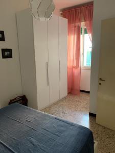 מיטה או מיטות בחדר ב-Casa Bianca 6 - confortevole in centro a Moneglia