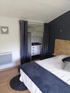 ein Schlafzimmer mit einem Bett und einer Kommode in der Unterkunft Plénitude in Sérignan