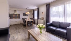 een woonkamer met een bank en een tafel bij Bosrand Domburg in Domburg