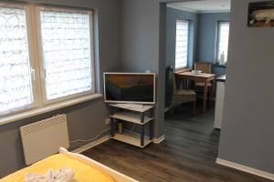TV a/nebo společenská místnost v ubytování Ferienwohnung in Bodden & Ostsee nähe