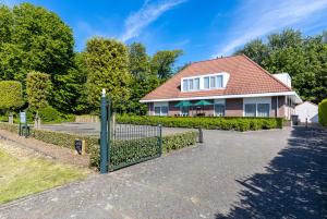 een huis met een hek ervoor bij Bosrand Domburg in Domburg