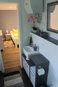 Postel nebo postele na pokoji v ubytování Ferienwohnung in Bodden & Ostsee nähe
