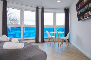 1 dormitorio con 1 cama, mesa y sillas en Hamburg Nord Apartments, en Hamburgo