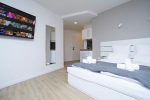 Un dormitorio blanco con una gran cama blanca. en Hamburg Nord Apartments en Hamburgo