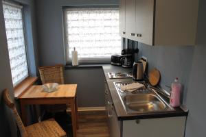 Kuchyň nebo kuchyňský kout v ubytování Ferienwohnung in Bodden & Ostsee nähe