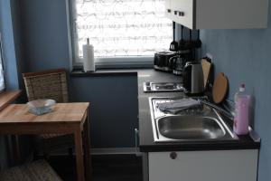 Kuchyň nebo kuchyňský kout v ubytování Ferienwohnung in Bodden & Ostsee nähe
