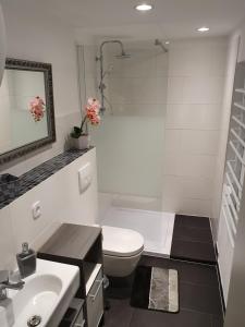 Koupelna v ubytování Ferienwohnung in Bodden & Ostsee nähe + 32 fotografií