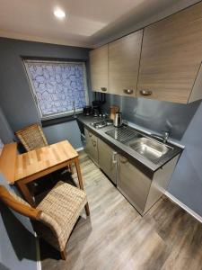 Kuchyň nebo kuchyňský kout v ubytování Ferienwohnung in Bodden & Ostsee nähe
