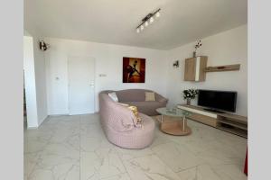 Μια τηλεόραση ή/και κέντρο ψυχαγωγίας στο Holiday House Sea View