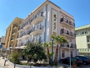 un edificio blanco con un cartel en el costado en Residence Roxy, en Misano Adriatico