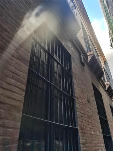 un edificio con vapor saliendo de las ventanas en ANDALUCIA Modern y Luxury, en Sevilla