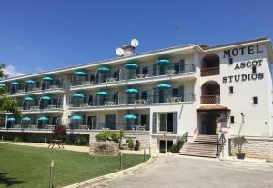 a hotel with a sign that reads motel associate studios at MOTEL ASCOT - Hotel & Appartements in Cagnes-sur-Mer