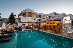 a large swimming pool in front of a building at Twins Hotel Çeşme in Çeşme