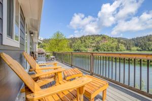 Un balcón con sillas y vista al agua. en Riverfront Gem - Meredith Lodging, en Cloverdale