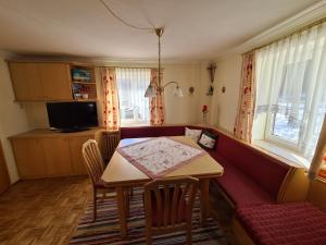 sala de estar con mesa y sofá en Ferienhaus Laimerbauer, en Faistenau