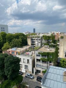 une vue aérienne sur une ville avec des bâtiments dans l'établissement Hôtel du Parc Montsouris, à Paris