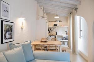 een woonkamer met een tafel en een blauwe bank bij Quinta la Sal in Jávea